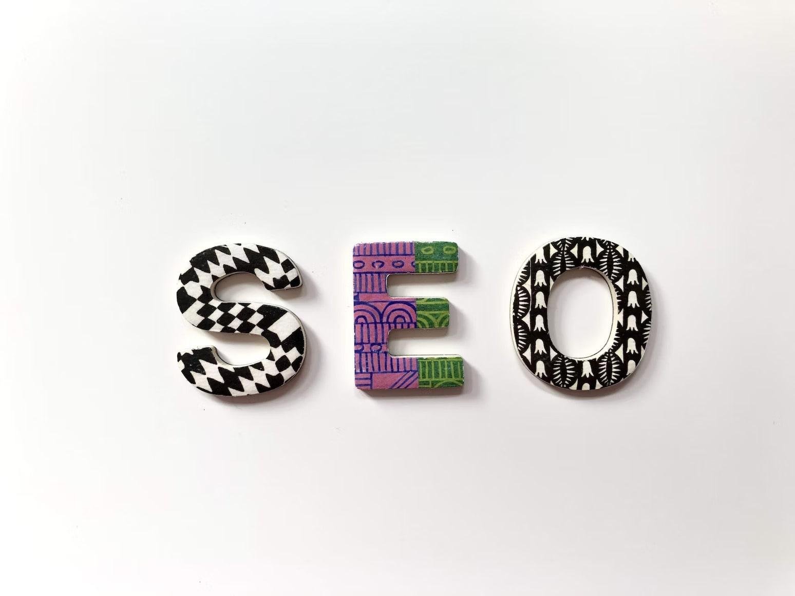 Représentation en lettre de l'acronyme seo